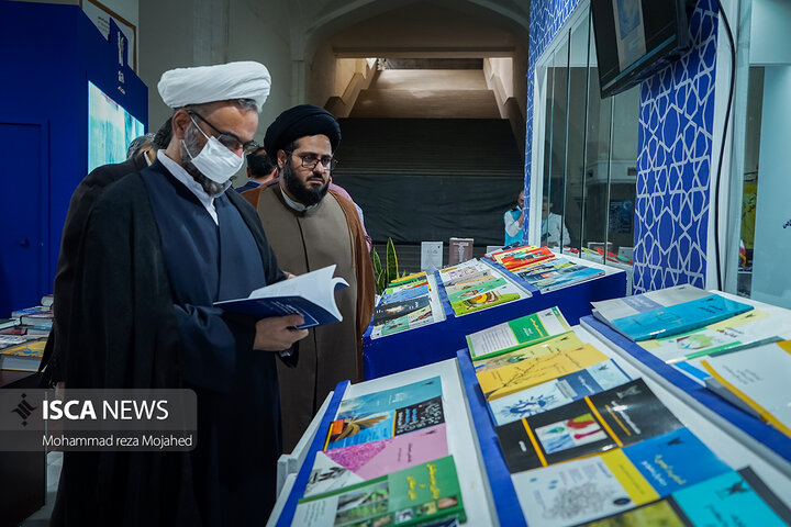 فعالیت غرفه دانشگاه آزاد در نمایشگاه بین المللی کتاب تهران