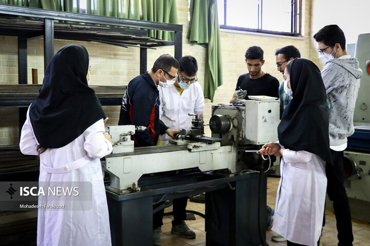 فعالیت دانشجویان کارگاه عمومی و کارگاه اتومکانیک دانشگاه آزاد اسلامی قزوین در رویداد گام دوم