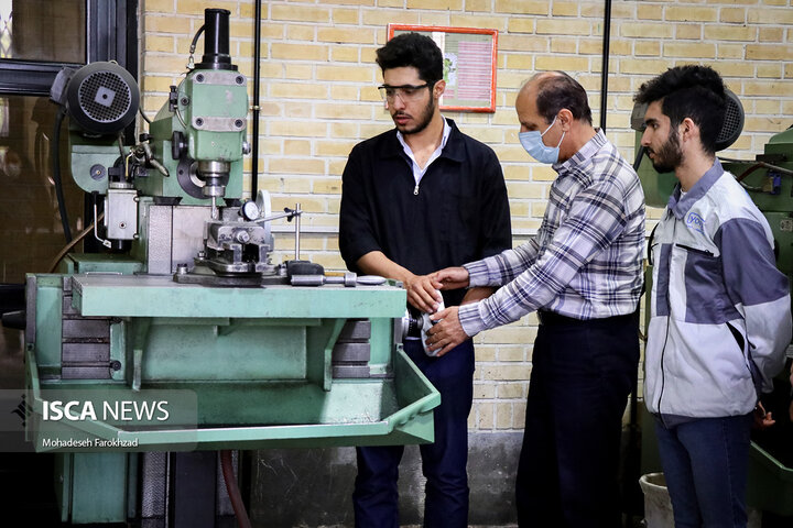 فعالیت دانشجویان کارگاه عمومی و کارگاه اتومکانیک دانشگاه آزاد اسلامی قزوین در رویداد گام دوم