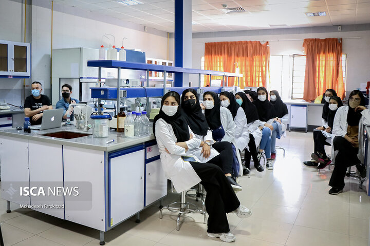 فعالیت آزمایشگاهی دانشجویان در رویداد گام دوم دانشگاه آزاد اسلامی قزوین