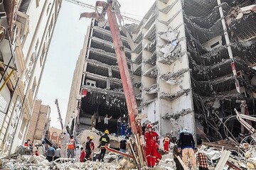 آخرین اخبار از حادثه ریزش متروپل آبادان | آمار جانباختگان به ۲۸ نفر رسید / بازداشت ۱۳ نفر از مقصرین / احتمال ریزش مابقی ساختمان