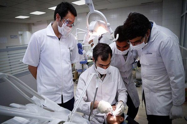 شیوه آموزش دانشجویان دندان‌پزشکی باید تغییر کند/ تجهیز پلی‌کلینیک‌ها اقدامی مناسب برای ارتقای آموزش‌ دانشجویان