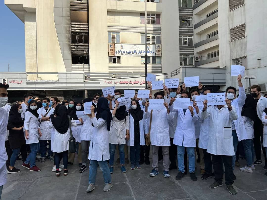 هفتمین روز تجمع کارورزان علوم پزشکی ایران/ ماجرای اعتراض دانشجویان چیست؟