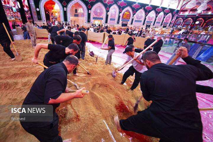 ریختن خاک در ورودی های حرم حسینی به جهت مراسم تشییع طویریج