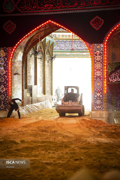 ریختن خاک در ورودی های حرم حسینی به جهت مراسم تشییع طویریج