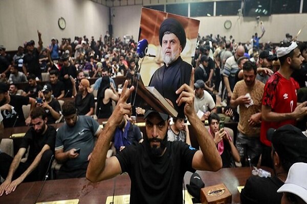 درخواست مقتدی الصدر از حامیانش برای خروج از پارلمان عراق 