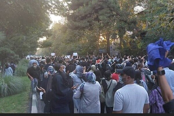 تجمع مردم تهران در اعتراض به عملکرد گشت ارشاد