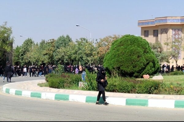 جزئیاتی از تجمع امروز دانشجویان در دانشگاه آزاد اسلامی اصفهان