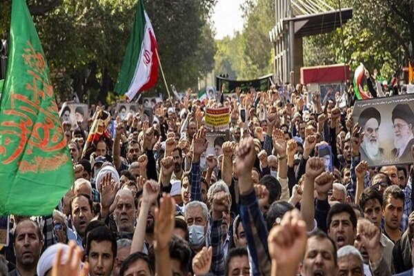 راهپیمایی مردم تهران برای محکوم کردن حادثه تروریستی شاه چراغ