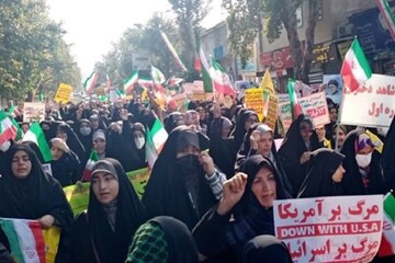 خبرگزاری آمریکایی: طنین شعارهای ضدآمریکا و اسرائیل در تهران با حضور پرشمار بانوان محجبه