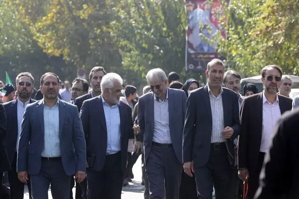 اعضای هیأت رئیسه دانشگاه آزاد اسلامی در راهپیمایی ۱۳ آبان شرکت کردند