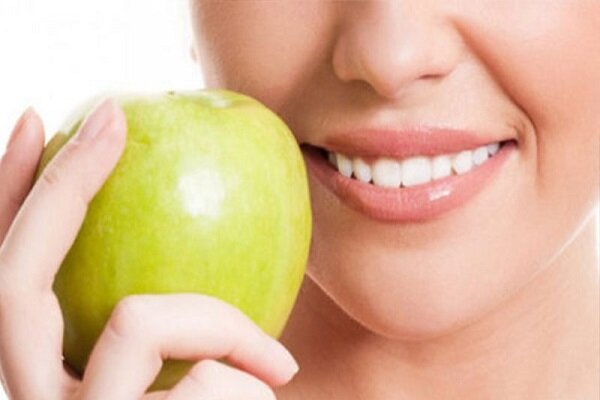 کدام مواد غذایی به تمیزی دندان ما کمک می‌کنند؟