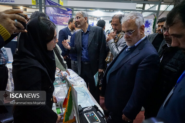 بازدید دکتر طهرانچی از غرفه دانشگاه آزاد اسلامی در نمایشگاه دستاوردهای پژوهش، فناوری و فن‌بازار