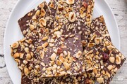 آموزش شیرینی پزی/ دستور تهیه شکلات جذاب آجیلی برای شب یلدا