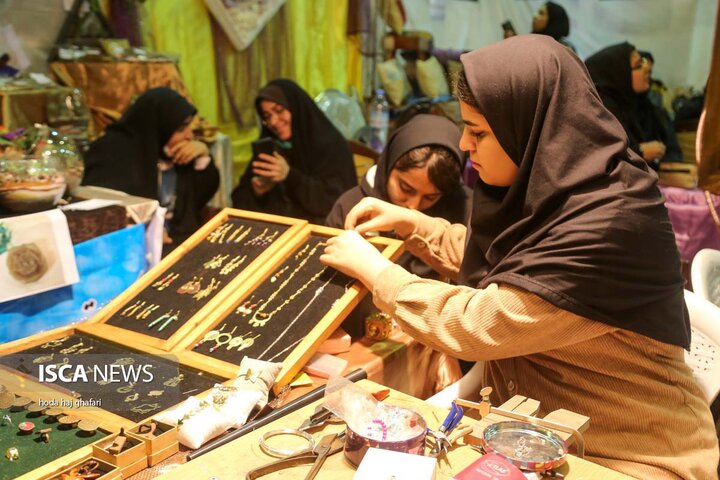 حضور دانشگاه آزاد اسلامی قم در نمایشگاه دائمی بین‌المللی به مناسبت هفته پژوهش