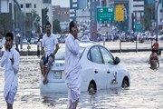 شناور شدن خودروها در عربستان در اثر باران‌های سیل‌آسا