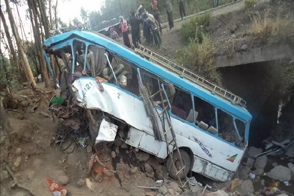 یک کشته و ۴۸ مصدوم در تصادف خودرو با اتوبوس