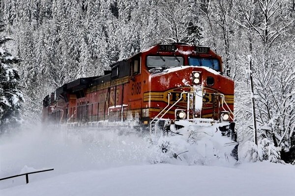 قطار تهران-شیراز به دلیل بارش برف سنگین متوقف شد
