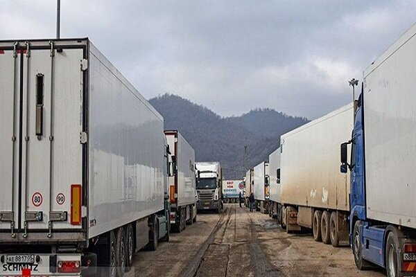 معطلی ۱۴ روزه کامیونداران در بندر آستارا/ گمرکی که انبار کالاهای صادراتی شد