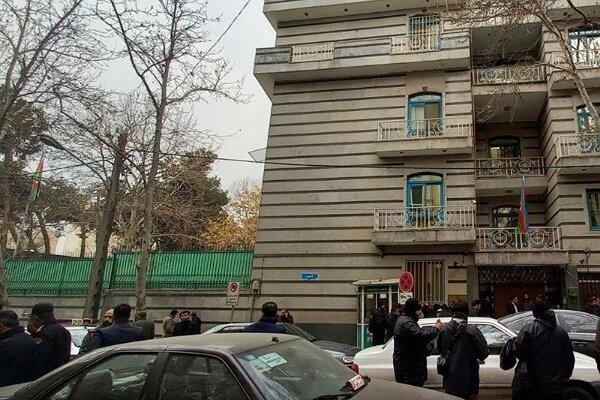جزئیات حمله به سفارت آذربایجان در تهران/ یک نفر کشته و دو نفر زخمی شدند / فرد مهاجم دستگیر شد + فیلم
