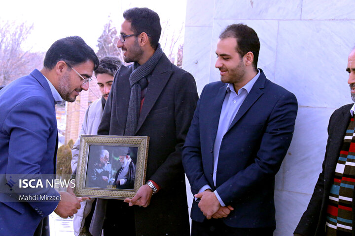 مراسم غبار روبی از مزار شهدای گمنام دفاع مقدس دانشگاه آزاد اسلامی همدان