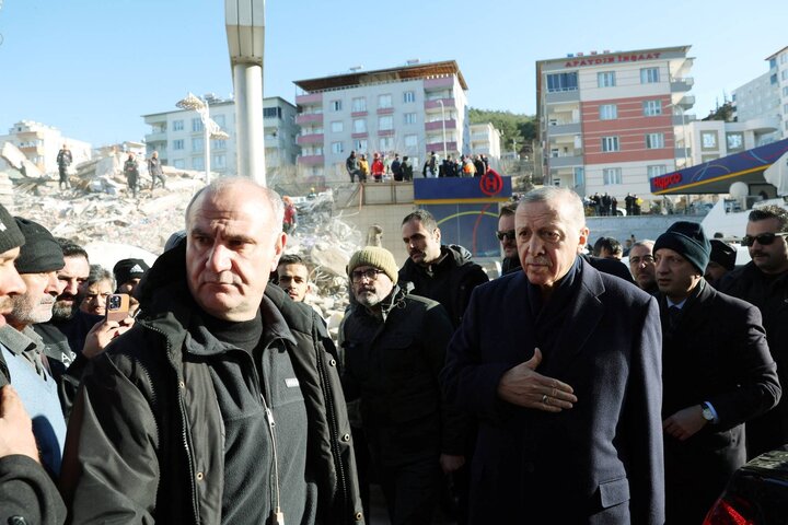 زلزله‌ای که پایه‌های دولت اردوغان را لرزاند / جدال حزب حاکم با رقبا برای به تعویق انداختن انتخابات