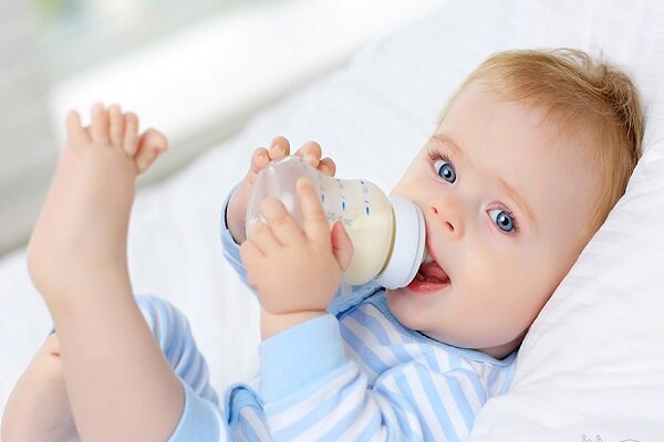 حساسیت نوزادان به شیر با چه علائمی بروز می‌کند؟
