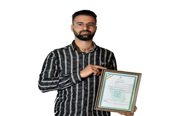دانشجوی واحد کرمانشاه موفق به ساخت سنسور لرزش سنج شد/ دریافت گواهی ثبت اختراع در حوزه یادگیری الکترونیک
