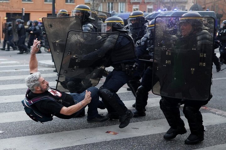 درگیری شدید معترضان فرانسوی با افسران پلیس