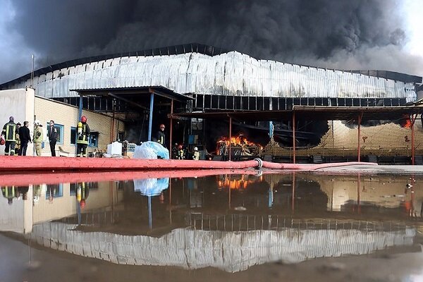 آتش‌سوزی در کارخانه تولید لوازم فلزی در مشهد + فیلم