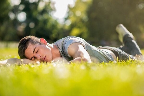 علت خستگی و خواب‌آلودگی در بهار و راه‌های درمان آن