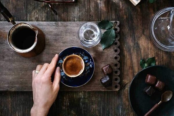 کافئین موجود در قهوه بیشتر است بیشتر است یا چای؟