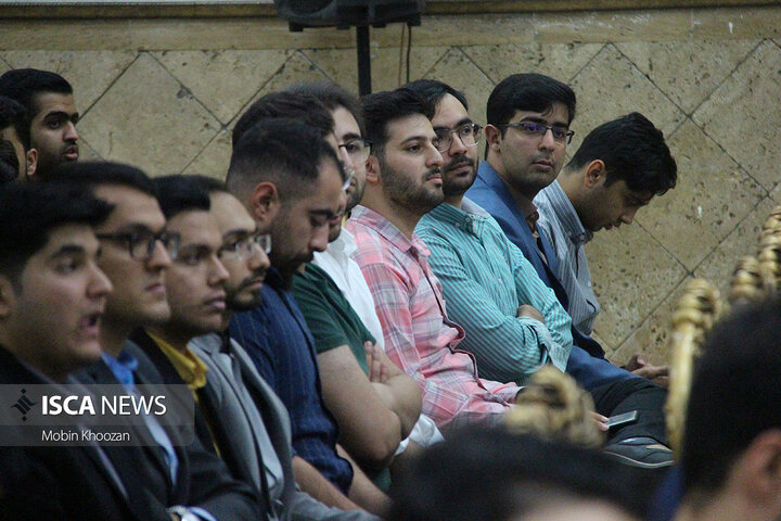 نشست استاندار يزد با جمعي از فعالين دانشجويي