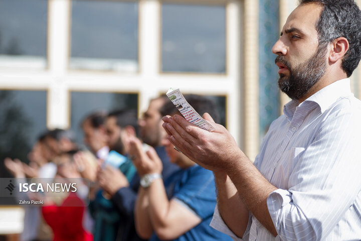 نماز عید فطر در تهران به امامت رهبر معظر انقلاب اقامه شد