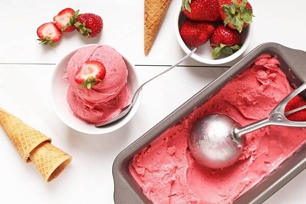طرز تهیه بستنی قیفی خانگی با میوه و شکلات