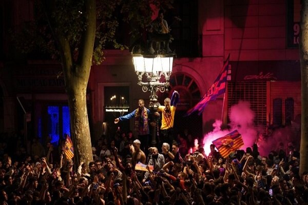 این بارسلونا لالیگا را منفجر کرد!/ از ثبت رکوردهای جدید و جشن جنجالی بارسایی‌ها تا فرار از کتک خوردن + فیلم