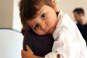 کودکان آزاردیده چه رفتاری از خود نشان می‌دهند؟  / احتمال ابتلا به اختلال دو قطبی با ترساندن کودک