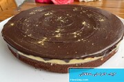 آموزش شیرینی‌پزی / طرز تهیه کیک ترکیبی کاراملی و شکلاتی با روکش یک دست شکلات