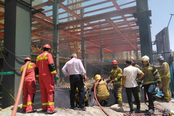 آتش‌سوزی در ساختمان نیمه‌کاره خیابان اشرفی‌اصفهانی + فیلم