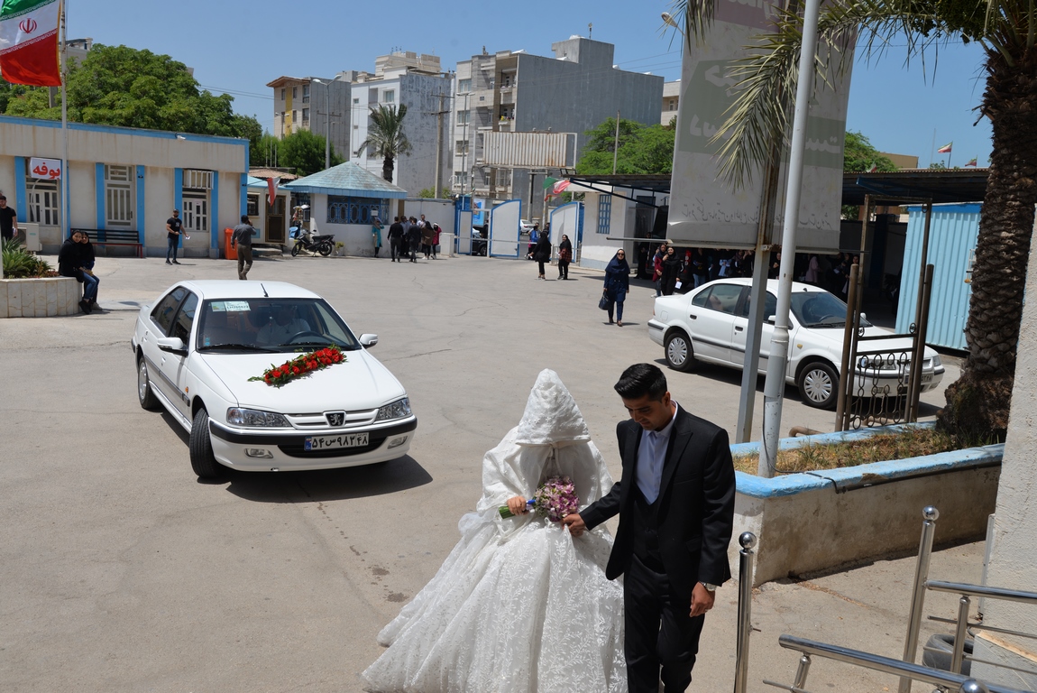 حضور دانشجوی بوشهری با لباس عروسی در جلسه امتحان+ عکس
