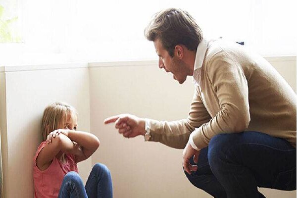 ناآگاهی والدین نسبت به مصادیق کودک آزاری / ترساندن فرزند سبک تربیتی نیست 