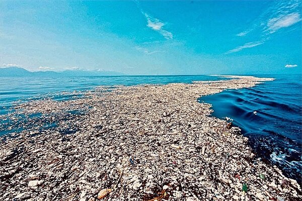 ماجرای قاره کثیف در دل اقیانوس آرام / زباله‌هایی که آدیداس از آن‌ها کفش تولید کرد 