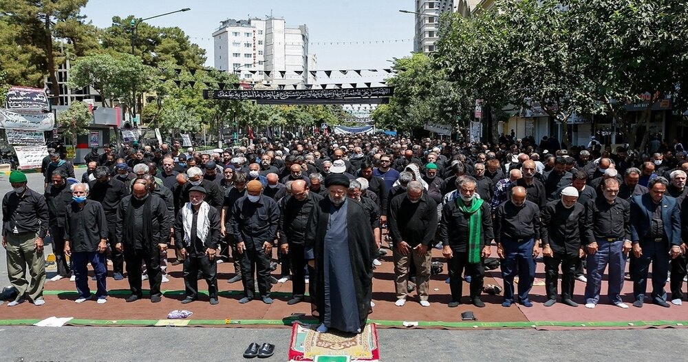 نماز ظهر عاشورا در سراسر کشور اقامه شد+ عکس