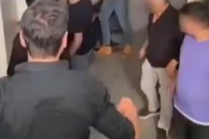 حمله اراذل و اوباش به چند نفر در یک‌ ساختمان + فیلم