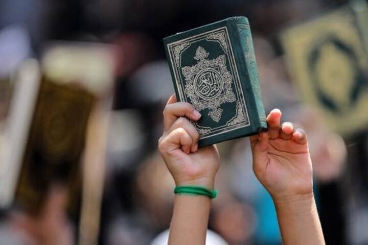 پلیس آلمان قرآن را از دست اهانت‌کنندگان خارج کرد + فیلم