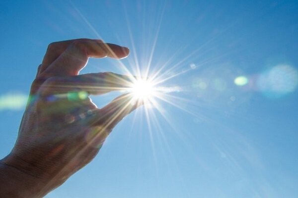 چطور از پوستمان در برابر آفتاب تابستان محافظت کنیم؟/ مانیتورها و گوشی‌های تلفن همراه هم منبع فرابنفش هستند