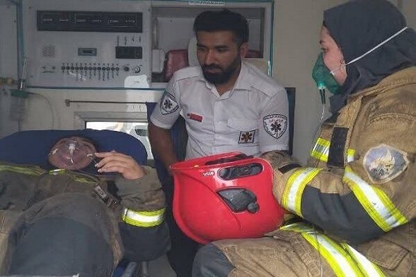 آتش‌سوزی در  انبار مواد غذایی در محمدشهر / چند آتش‌نشان دچار دودگرفتگی شدند 