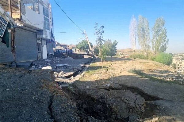ریزش چند ساختمان در پی رانش زمین در کرج + عکس