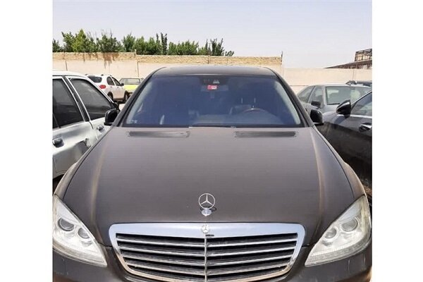 کشف ۳ دستگاه خودروی سواری قاچاق از یک انبار در تهران