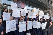تجمع اعتراضی دانشجویان مقابل اتاق بازرگانی ایران /  رئیس جمهور نسبت به عزل سلاح ورزی اقدام کند + عکس و فیلم